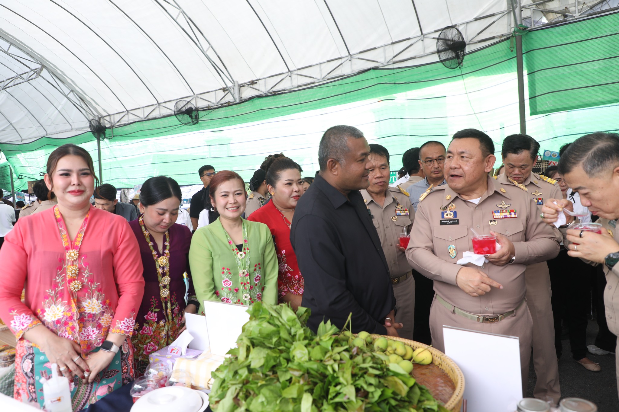 title - ปลัดกระทรวงเกษตรฯ และผู้บริหาร ส.ป.ก. เยี่ยมชมร้านค้า ในงานวันคล้ายวันสถาปนา ส.ป.ก. ครบรอบ 51 ปี